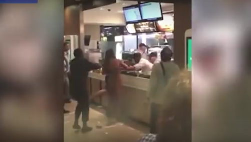 بالفيديو: مشاجرة عنيفة جدا  بين رجل وحسناء في مطعم!