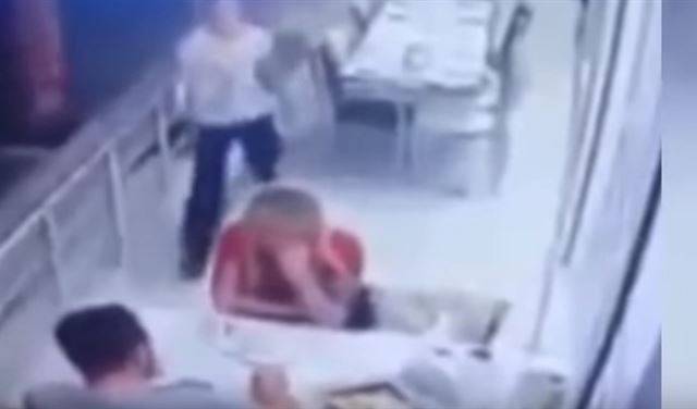 بالفيديو.. قتله مراهق تركي بـ 6 رصاصات وغادر!