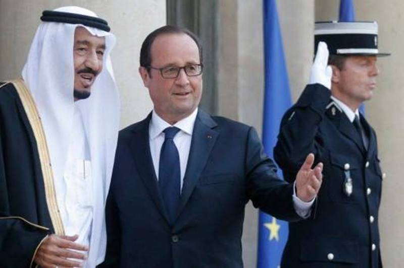 الملك سلمان يعزي هولاند: نقف معكم ضد الإرهاب