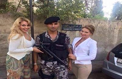 صورة شرطي أردني مع روسيتين تثير جدلاً!