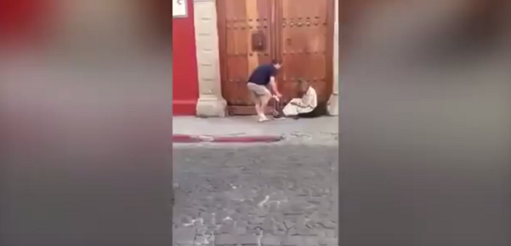 سائح رأى مشردا فكانت ردة فعله....!