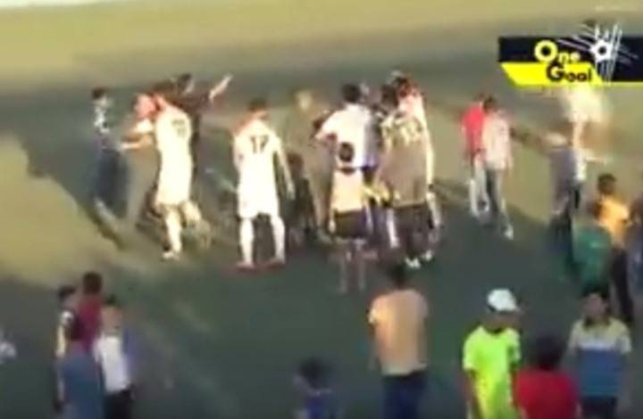 بالفيديو مباراة في الدوري السوري تنتهي بعراك بين اللاعبين والجمهور