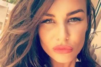 بالصور: شانتال كونيلي "سعيدة وَعارية" بعد إنفصال حبيبها عنها!