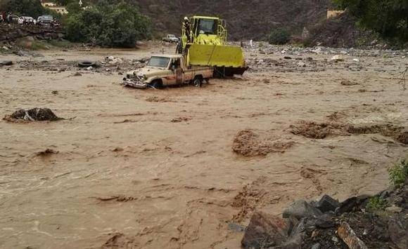 غرق 3 أشخاص وإنقاذ آخر جرفتهم سيول الداير