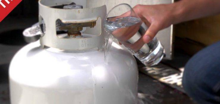 بالفيديو- ما الفائدة من سكب الماء الحار على قارورة الغاز ؟