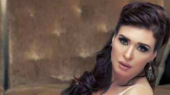 بالفيديو: دينا تتعرّض لموقف محرج وتقع على الأرض!
