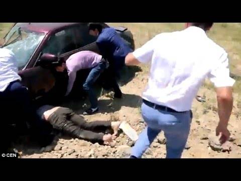 فيديو مروّع.. انقلبت سيارته فطار منها ثم سقطت عليه!