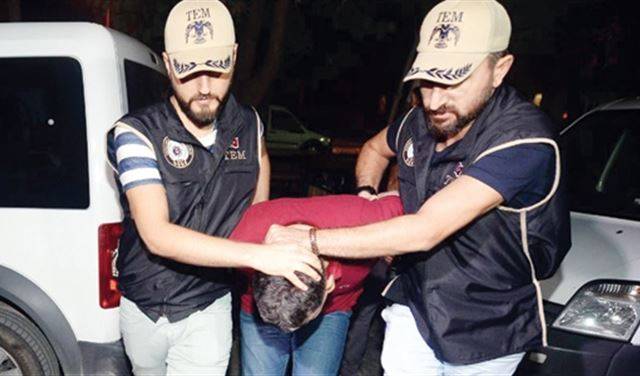 الضابط الذي أغلق جسري إسطنبول ضُبط في خزانة للملابس