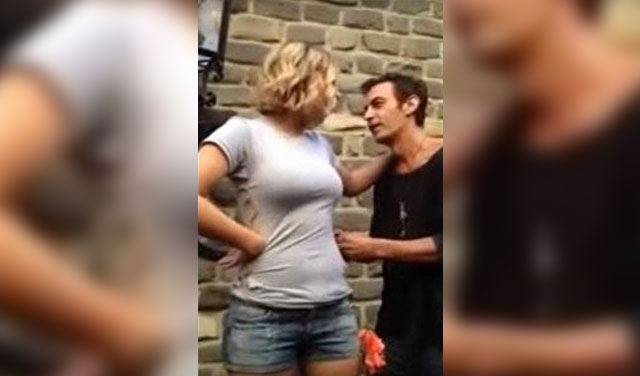بالفيديو.. شاب يمزق ملابس هذه الفتاة لسبب عجيب