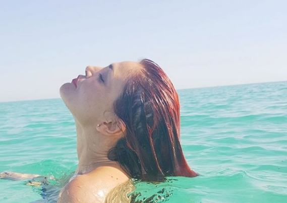 الفنانة التونسية بأجرأ صور بالمايوه!