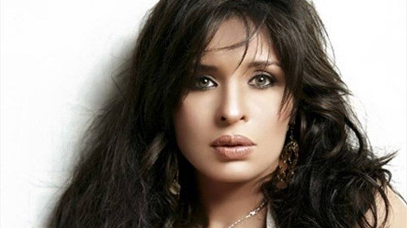 بالفيديو: أغرب رقصة لدينا تنتهي بسقوطٍ محرج!