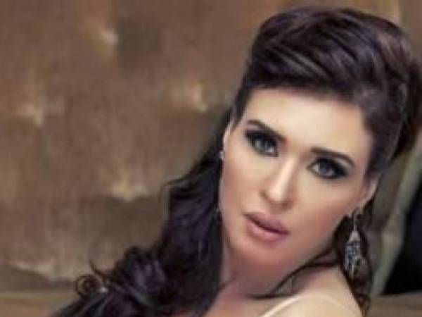 دينا تتعرّض لموقف محرج وتقع على الأرض! بالفيديو..
