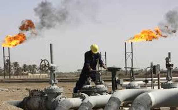 الذهب يتراجع 0.6%
والنفط يُواصل خسائره