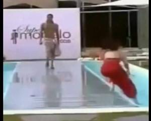 بالفيديو.. سقوط محرج لعارضة أزياء داخل حمام سباحة