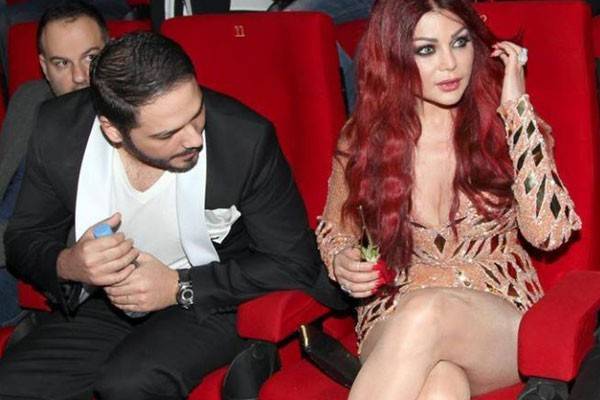 صور غير متوقعة: الكاميرا ترصد سرقة النظرات بين المشاهير في أوقات غير مناسبة!!!