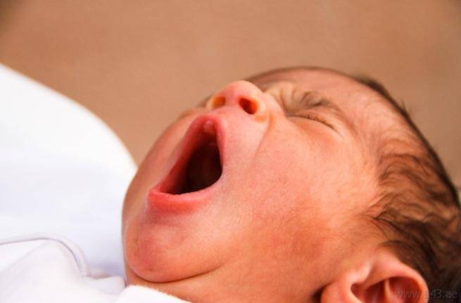 صحي من النوم ووجدها نائمة بقربه.. فماذا قال؟