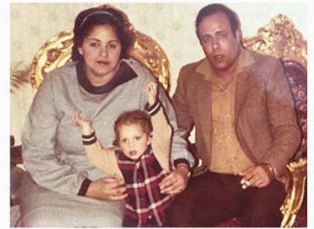 خمنوا أي مطربة مشهورة أصبحت هذه الطفلة؟