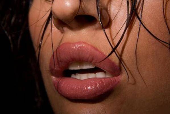 جمال المرأه في شفتين نضرتين.. فكيف تحافظين على ذلك؟