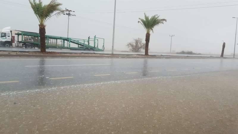صواعق رعدية وأمطار غزيرة تضرب السعودية