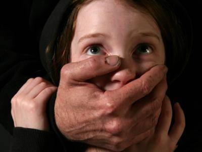 بالفيديو.. اغتصب طفلته وعرض صورها على موقع إباحي!