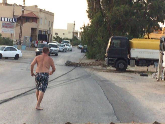 بالصور: عمود يقطع الطريق ويصيب سيارة بأضرار!