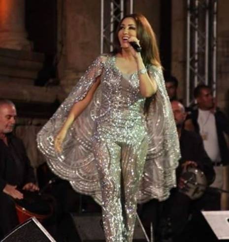 بالفيديو- من هو الفنان الشهير الذي رقص مع لطيفة على المسرح في جرش؟