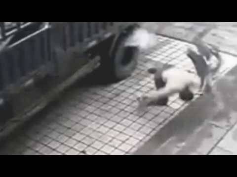 بالفيديو..حاول تمزيق عجلة سيارة فانفجرت في وجهه ومزقته!