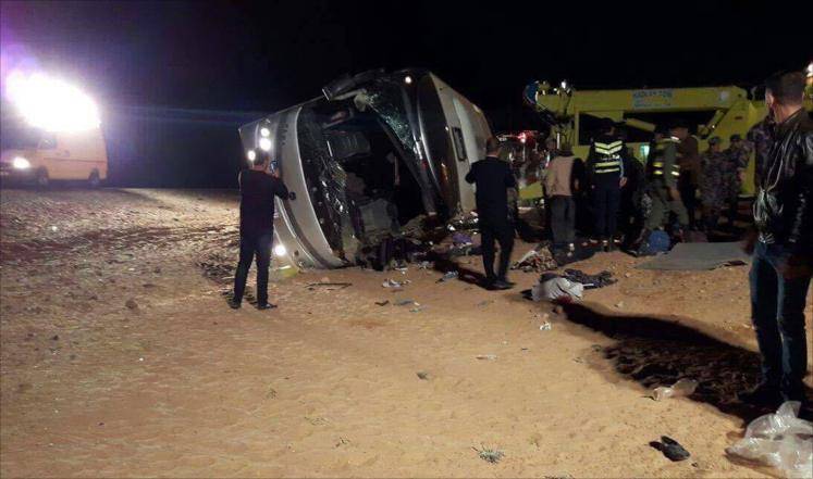 اصابة 24 شخصاً بانقلاب حافلة...