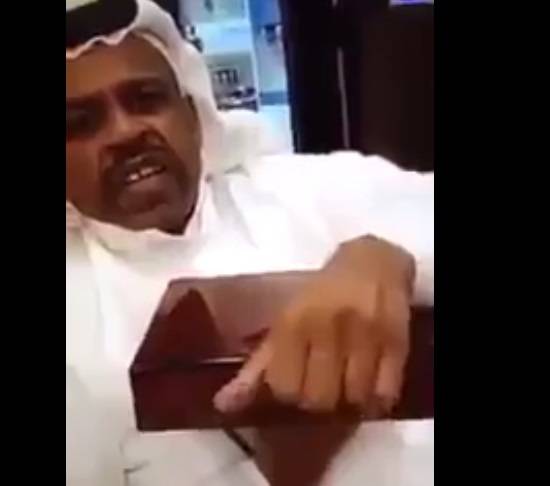 بالفيديو - «خليجي» يشعل مواقع التواصل بتدخينه سيجارة من الذهب الخالص !