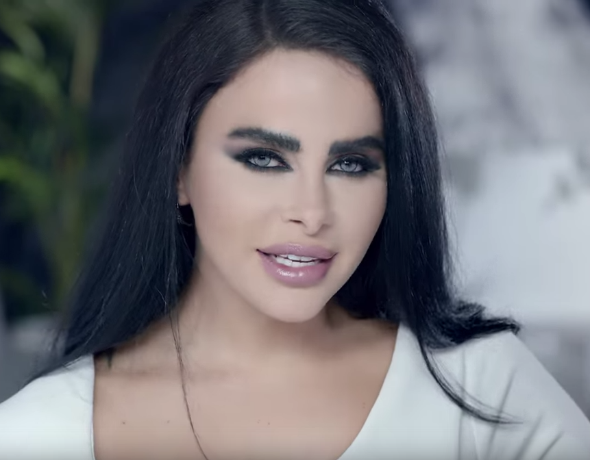 بالصور.. ليال عبود بفستان شفاف يكشف الكثير!