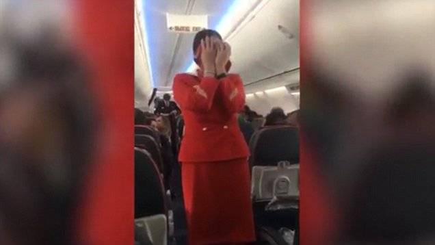 مضيفة طيران في موقف مُحرج بسبب الرّكاب .. ماذا فعلوا معها!؟  فيديو