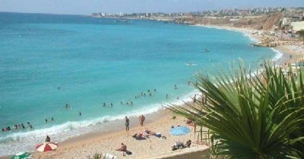 صورة صادمة - رغوة ملوّنة تملأ شاطىء الكسليك كسروان