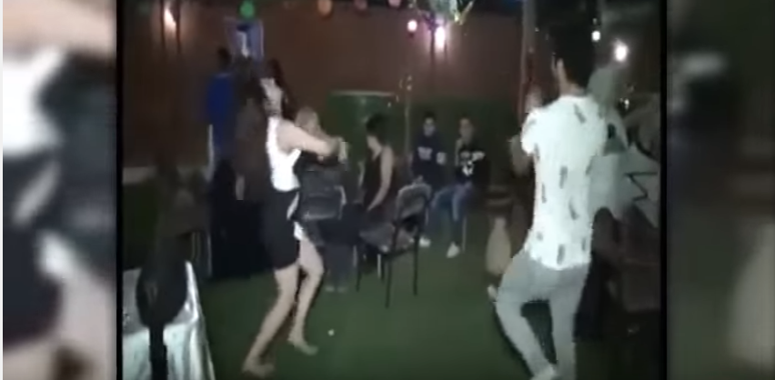 بالفيديو.. مليون مشاهدة لشاب يتحدى فتاة مصرية بالرقص