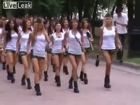 بالفيديو: شجاعة وبسالة الجنديات الروسيات ضمن عرض عسكري!