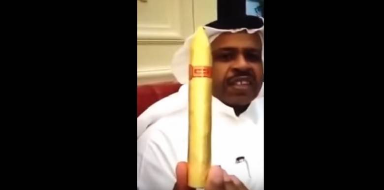 بالفيديو- صدق او لا.. قطري يدخن سجائر من ذهب