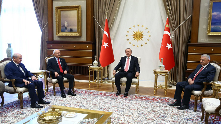 أردوغان مع رؤساء الأحزاب المعارضة في لقاء تاريخي
