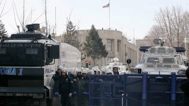 واشنطن تسمح لأسر موظفيها بمغادرة تركيا