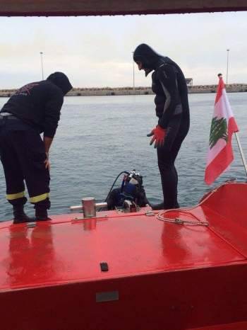 غرق زورق سياحي قبالة العقيبة وفرق الانقاذ تهرع المكان