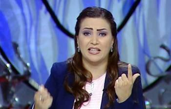 بالفيديو.. سيدة تهاجم إعلامية مصرية على الهواء
