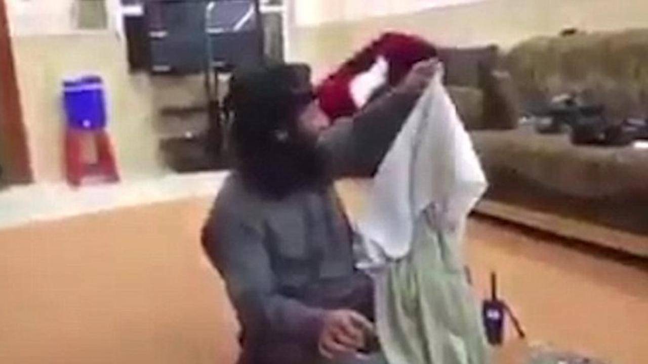 فيديو مؤلم: "داعشي" يسرق ملابس صديقه.. وهو يغتصب فتاة تصرخ!