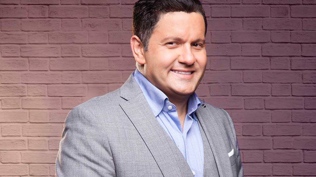 بالصورة- ادوارد يكشف عن شقيقته التوأم... شاهدوا كم تشبهه!!