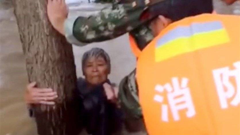 بالفيديو: ضحّى بحياته لينقذها من الموت... فجرفته مياه الفيضانات