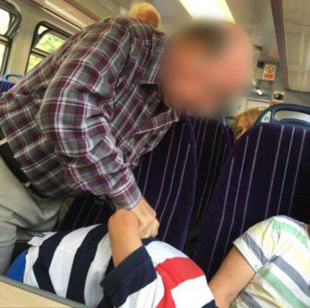 بالصور: متقاعد شنّ هجوماً حاداً على 3 شبّان... فما السبب؟