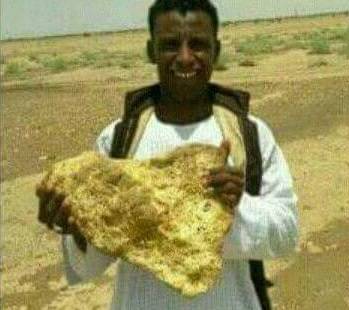 بالفيديو -  ما حقيقة عثور شاب سوداني على صخرة من الذهب؟