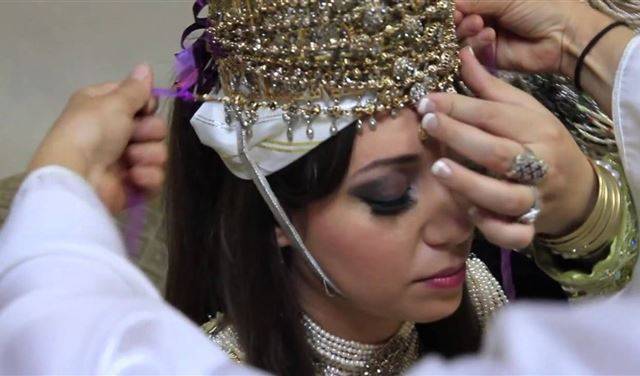 كسر البيضة.. إخفاء الحذاء.. أغرب عادات الزفاف بالجزائر
