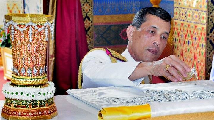 هندام ولي العهد التايلاندي خلال رحلته إلى ألمانيا قد يكلفه كرسي العرش