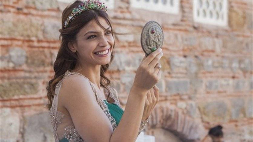 بالصور: نجمة "العشق ممنوع" تتزوّج في زفافٍ رومنسي!