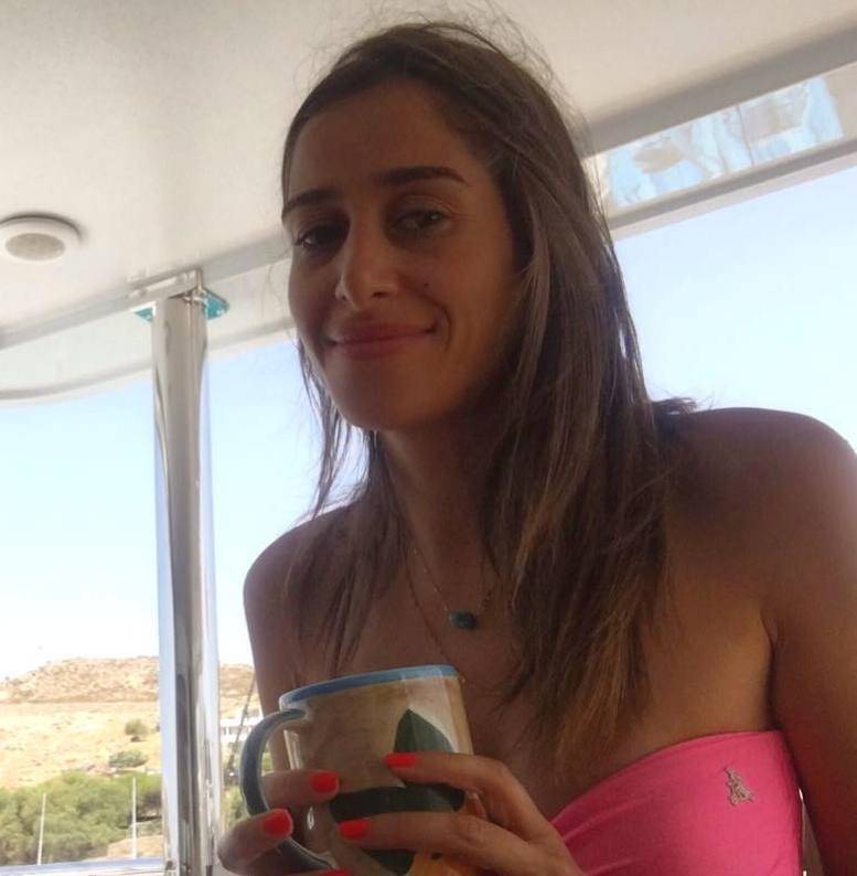 بالصورة: بين B وP.. غلطة يمنى فواز بألف!
