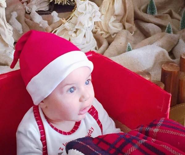 خمّن ابن أي ملكة جمال هذا الطفل الجميل؟