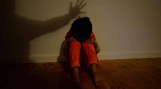 بالفيديو: استدرج طفلة إلى منزله واعتدى عليها